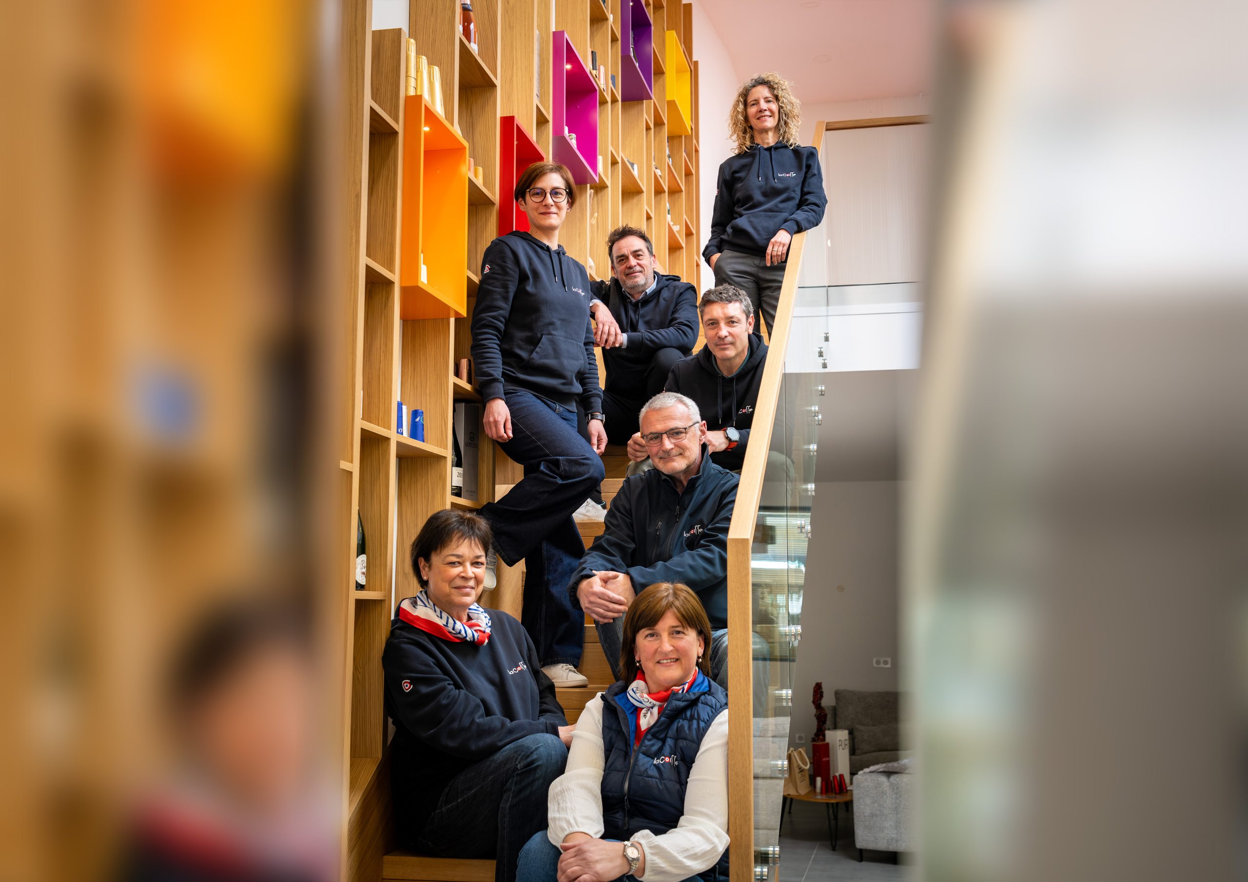 L'équipe de la Coiffe dans les escaliers