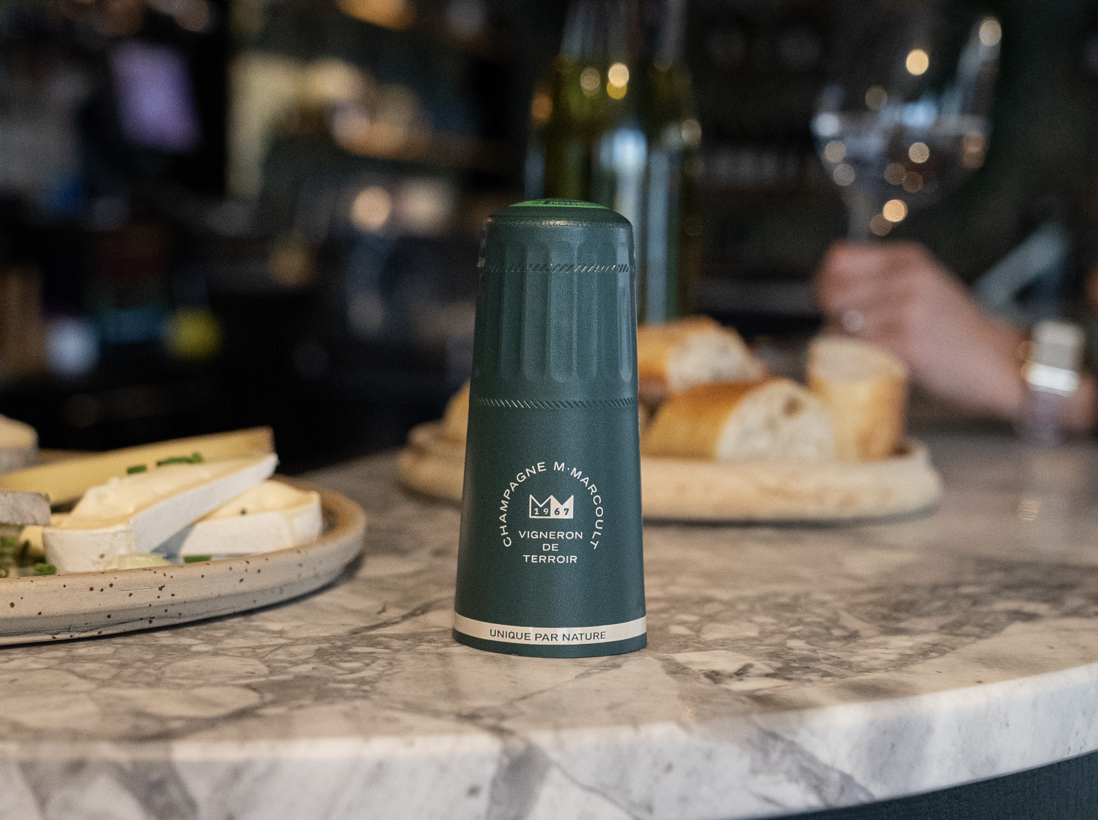 Champagne Marcoult, coiffe complète mise en scène
